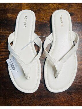 Torrid White Wide Width Flip Flop Sandals Size 10WW Womens Comfortable Summer Fo